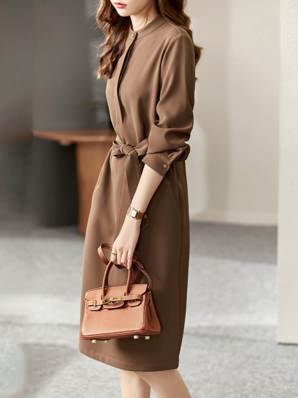 イエベ春/イエベ秋服　バンドカラー共布リボンベルト付き長袖膝丈ワンピース