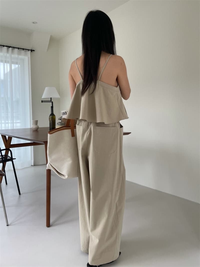 イエベ春/イエベ秋服　リラックス風ノースリーブペプラム上下セットアップ