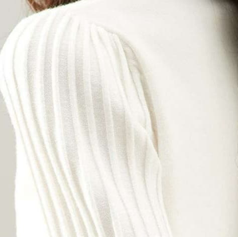 イエベ春/イエベ秋服　ふんわり袖モックネックニット