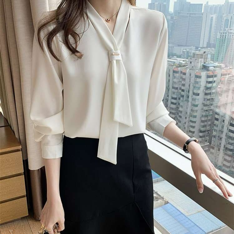 イエベ春服　優雅なタイ付きシルエットブラウス