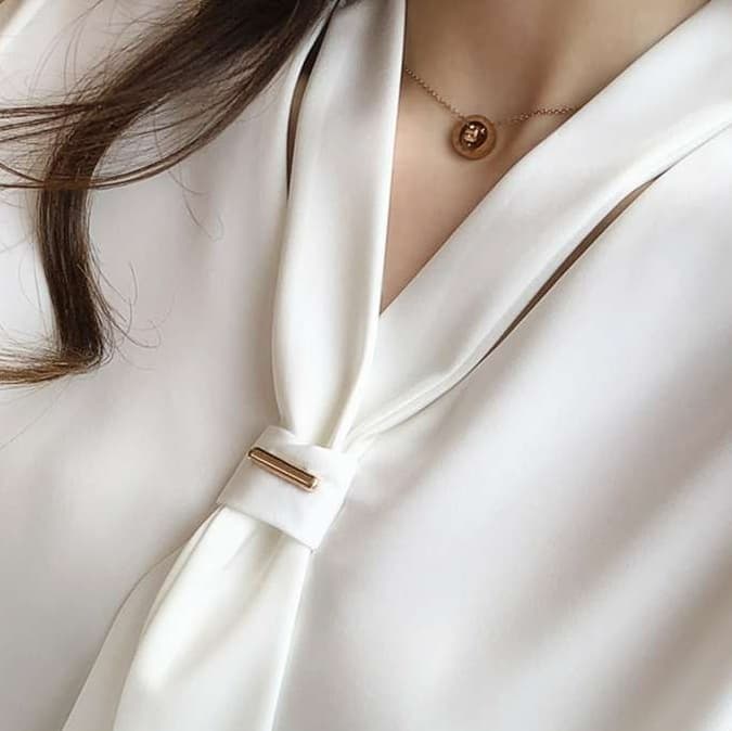 イエベ春服　優雅なタイ付きシルエットブラウス