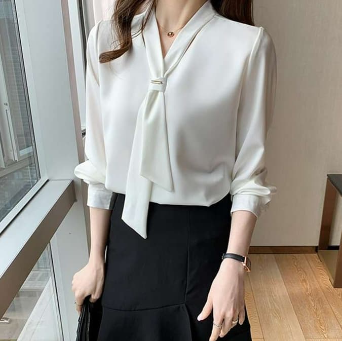 イエベ春服　優雅なタイ付きシルエットブラウス