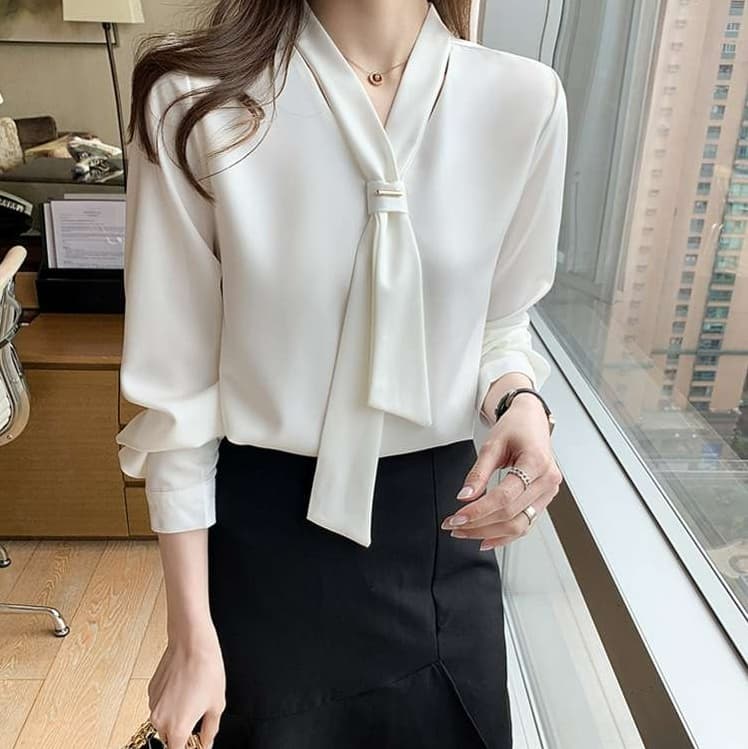 イエベ春服　優雅なタイ付きシルエットブラウス