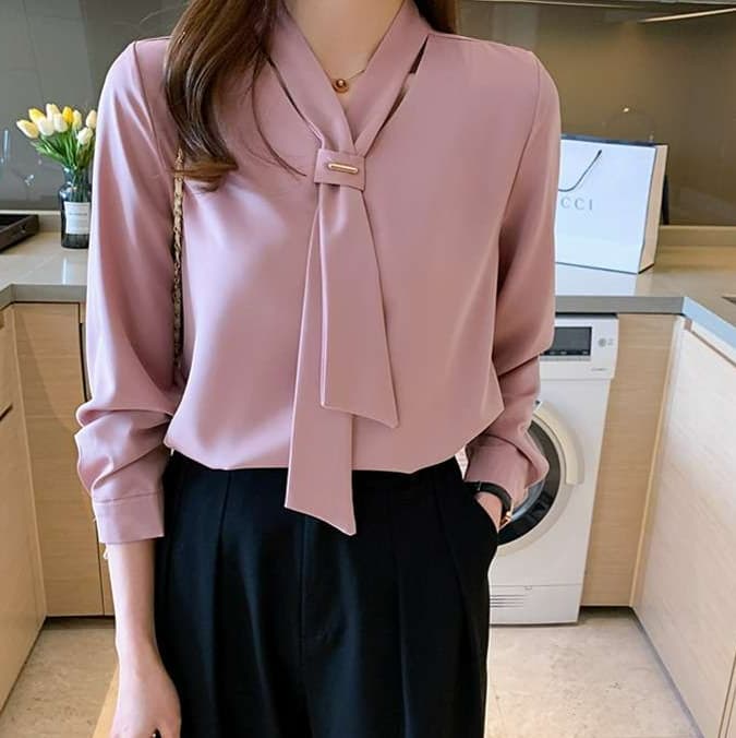 イエベ春服　優雅なタイ付きシルエットブラウス