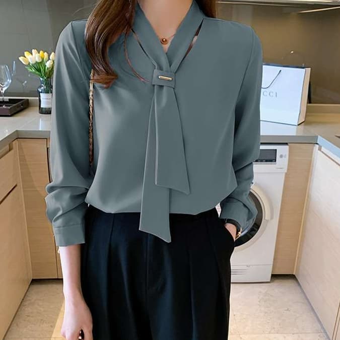 イエベ春服　優雅なタイ付きシルエットブラウス