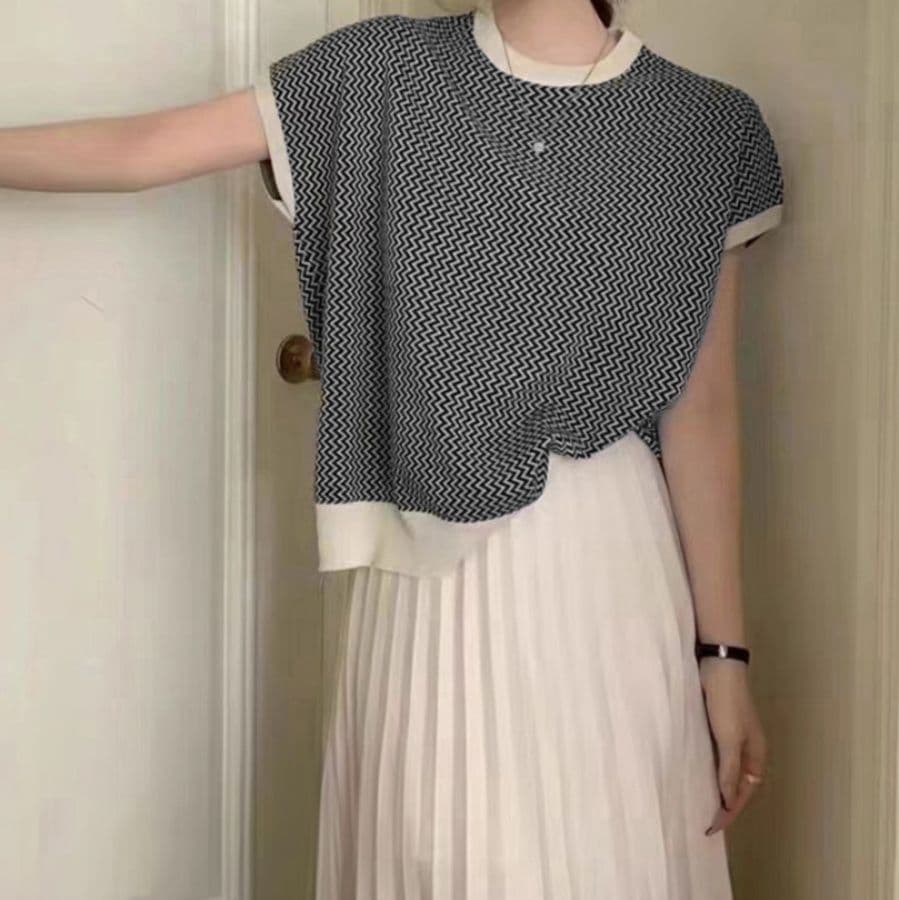 イエベ春/イエベ秋服　涼やか幾何学柄ニット フレンチスリーブ