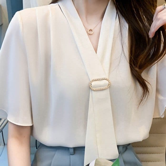 イエベ春服　上品フレア袖 ブローチ付きシャツブラウス