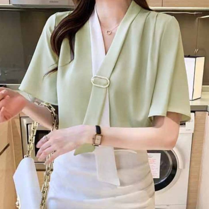 イエベ春服　上品フレア袖 ブローチ付きシャツブラウス