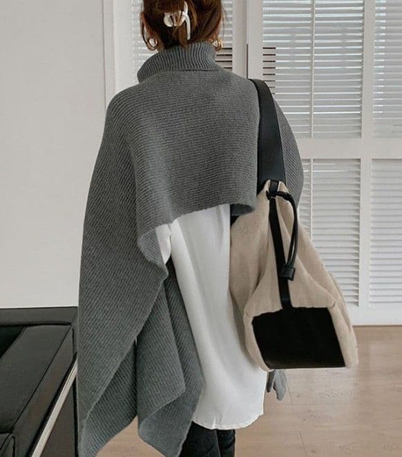 イエベ春/イエベ秋服　タートルネック風ケープ型ニット