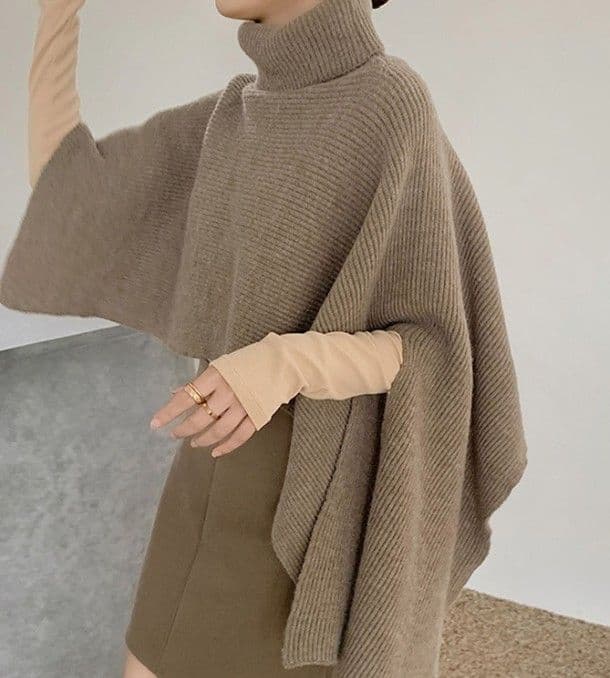 イエベ春/イエベ秋服　タートルネック風ケープ型ニット