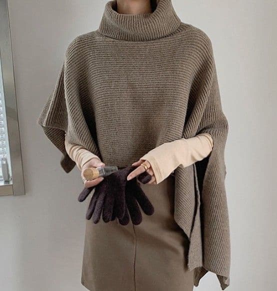 イエベ春/イエベ秋服　タートルネック風ケープ型ニット