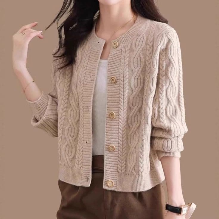 イエベ春/イエベ秋服　編み込み模様丸首ボタン留めカーディガン