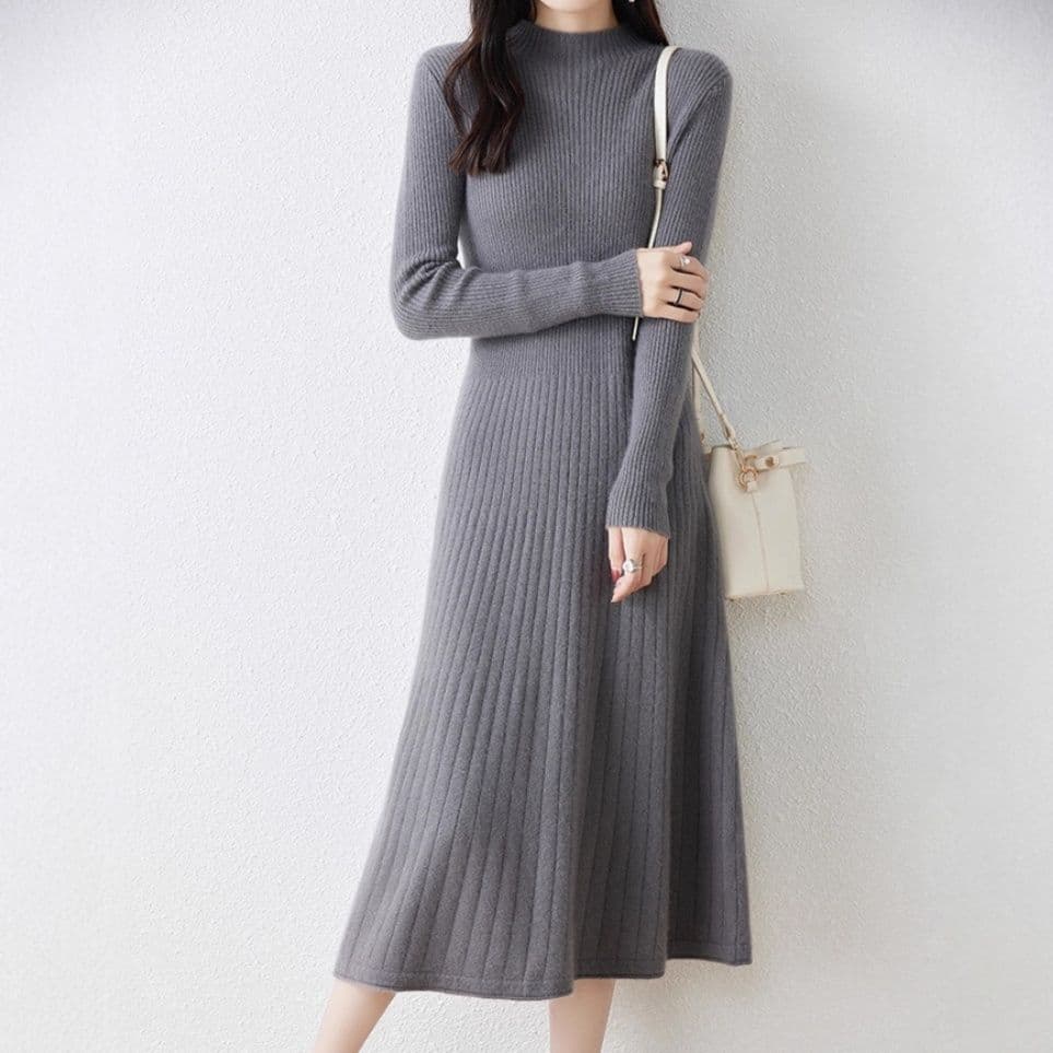 イエベ春/イエベ秋服　縦リブ編みモックネック長袖ニットワンピース