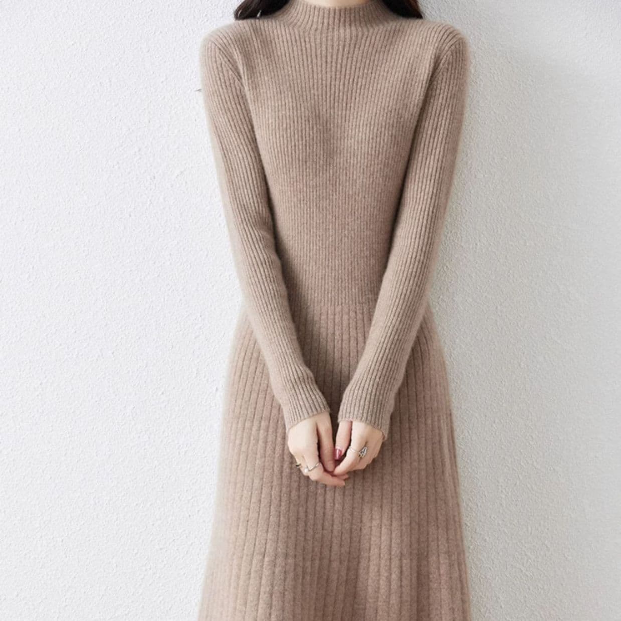 イエベ春/イエベ秋服　縦リブ編みモックネック長袖ニットワンピース