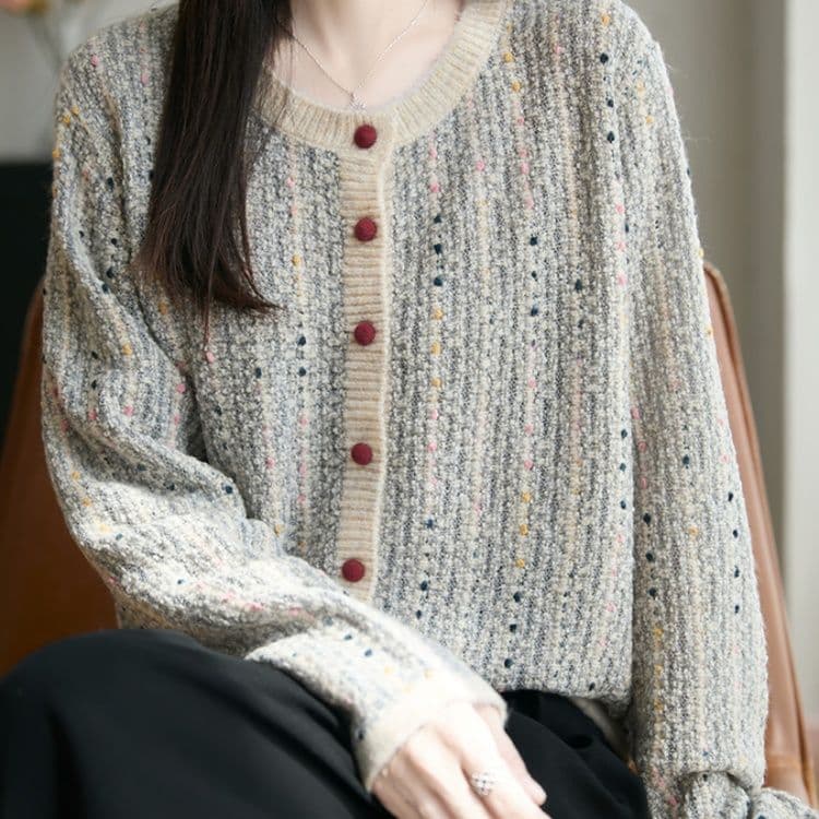 イエベ春/イエベ秋服　上品な小花柄混合糸丸首ボタン留めカーディガン