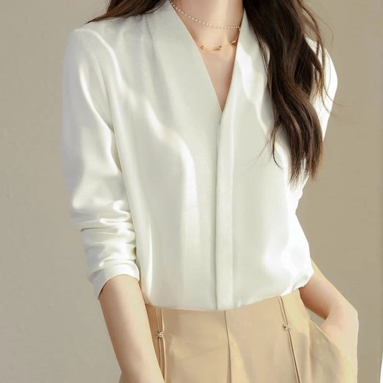 イエベ春/イエベ秋服　上品Ｖネック長袖ブラウス