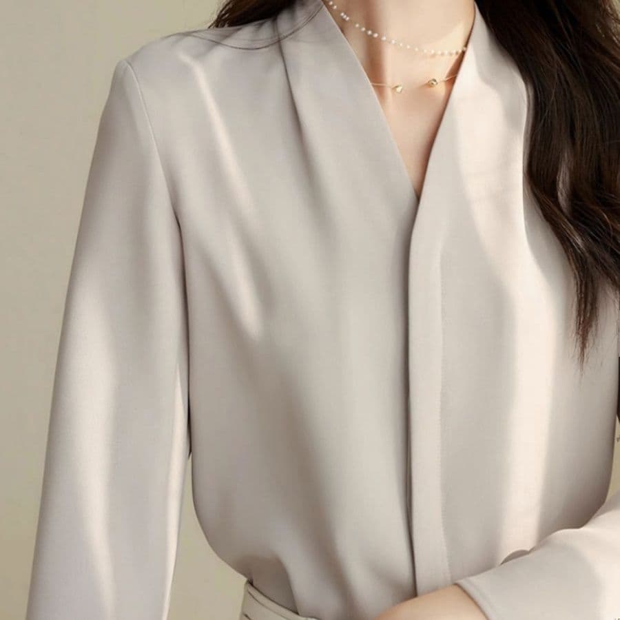 イエベ春/イエベ秋服　上品Ｖネック長袖ブラウス