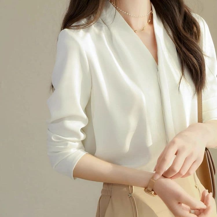 イエベ春/イエベ秋服　上品Ｖネック長袖ブラウス