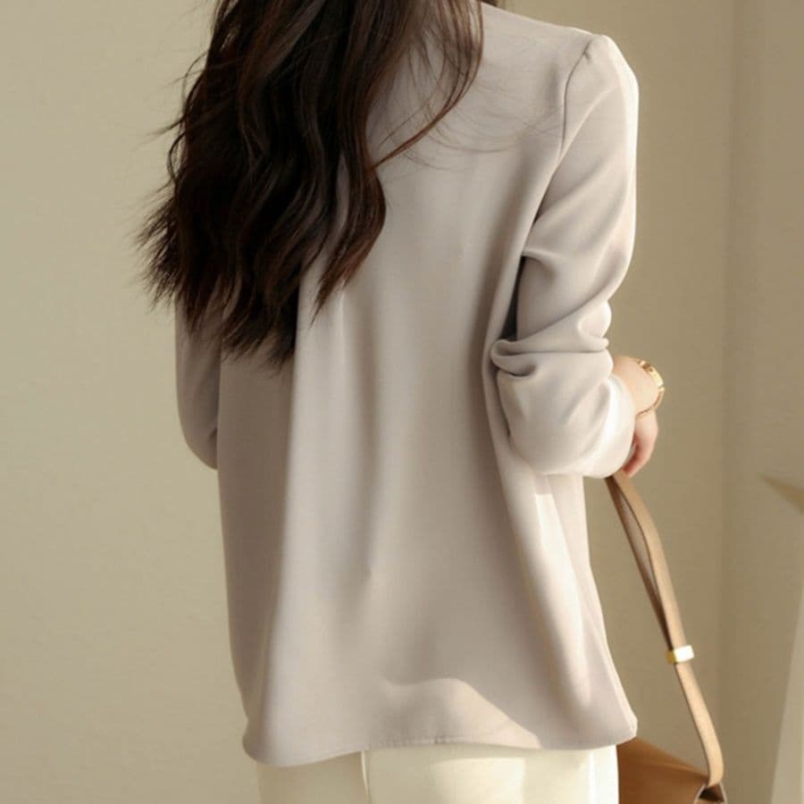 イエベ春/イエベ秋服　上品Ｖネック長袖ブラウス