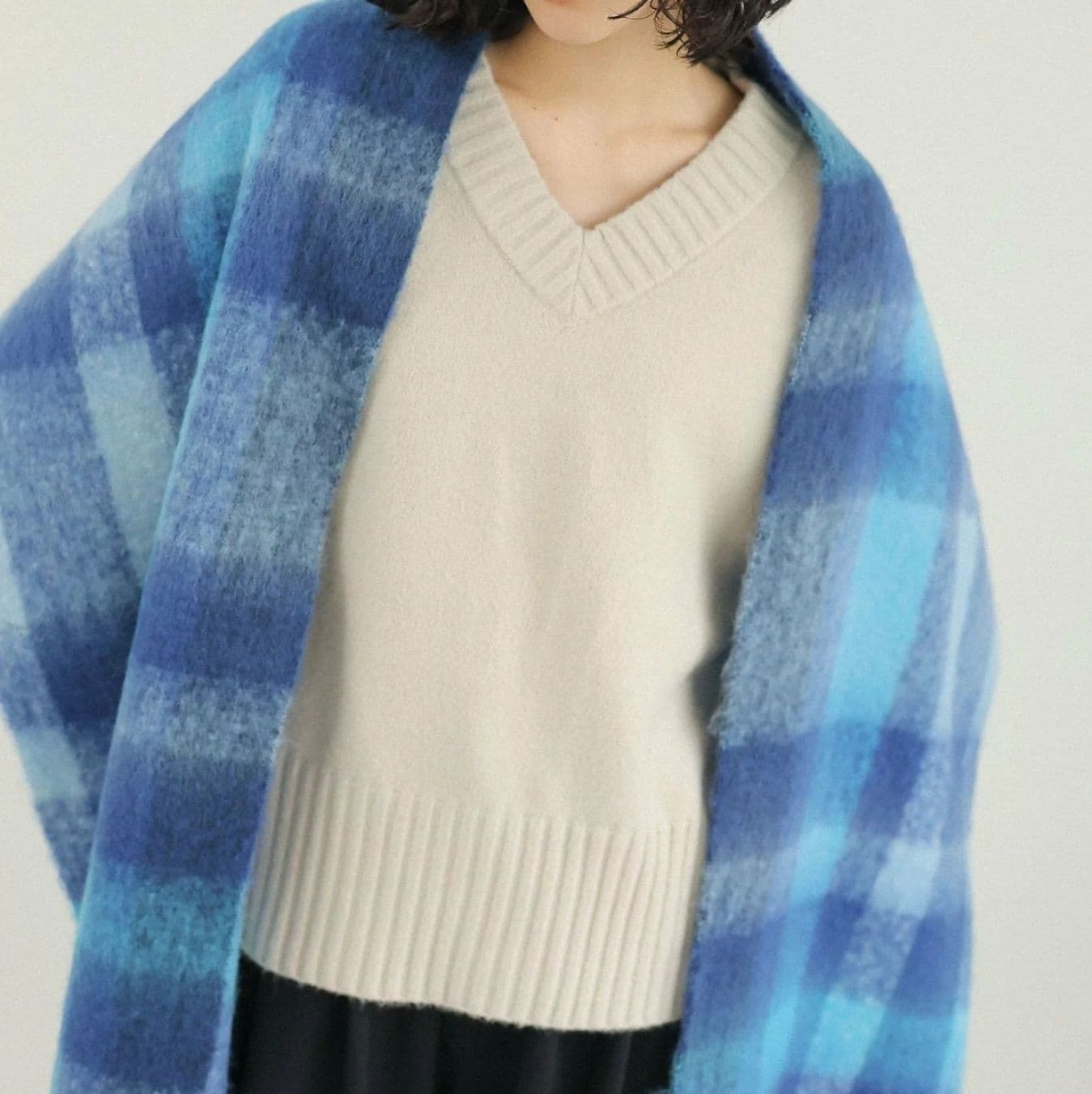 イエベ春/イエベ秋服　ふわりと優しいブイネック長袖ニット