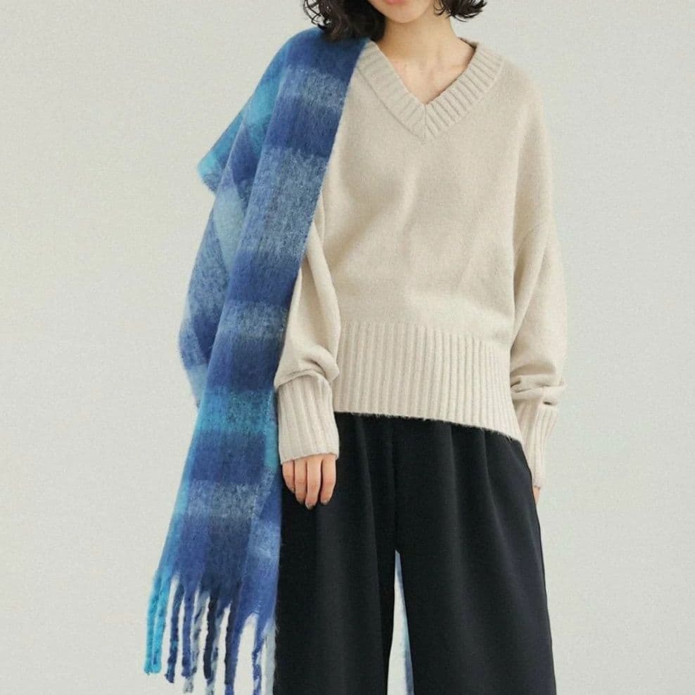 イエベ春/イエベ秋服　ふわりと優しいブイネック長袖ニット