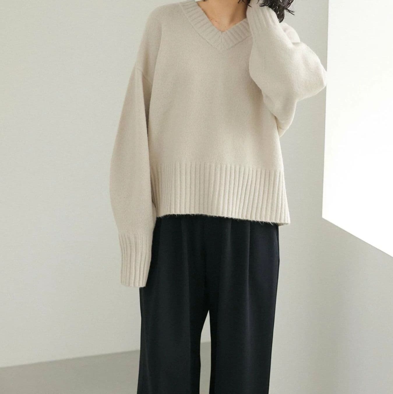 イエベ春/イエベ秋服　ふわりと優しいブイネック長袖ニット
