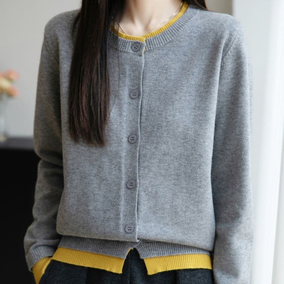 イエベ春/イエベ秋服　配色ラインが映える丸襟ボタン留めニットカーディガン