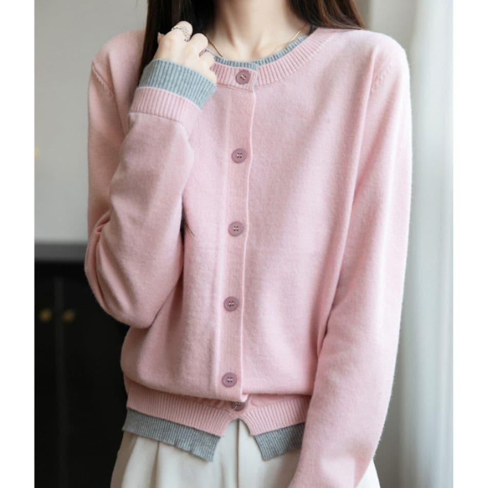 イエベ春/イエベ秋服　配色ラインが映える丸襟ボタン留めニットカーディガン