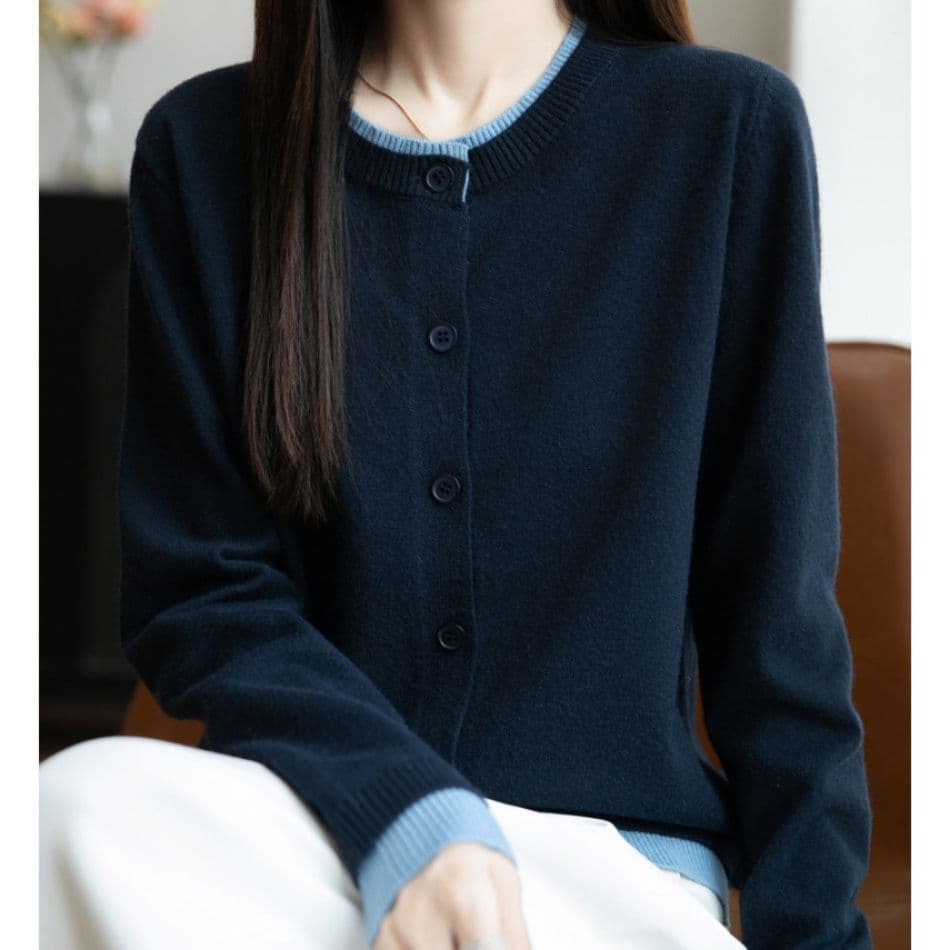 イエベ春/イエベ秋服　配色ラインが映える丸襟ボタン留めニットカーディガン