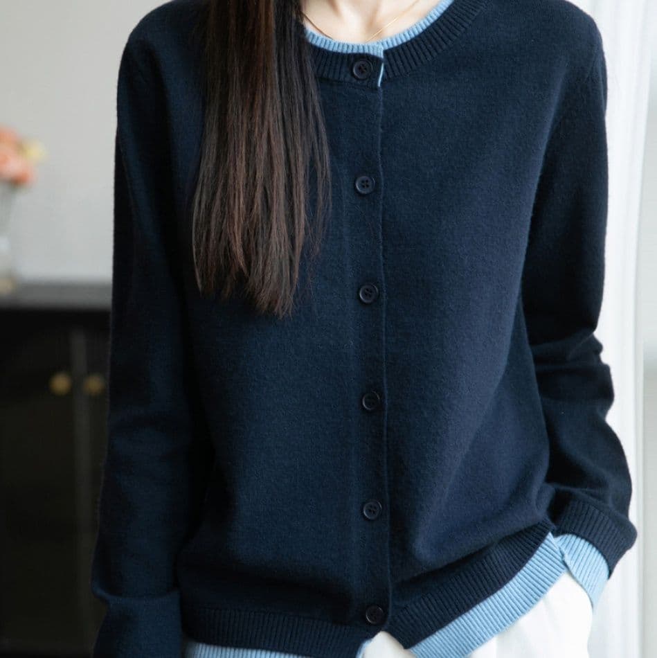 イエベ春/イエベ秋服　配色ラインが映える丸襟ボタン留めニットカーディガン