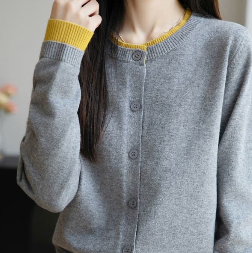 イエベ春/イエベ秋服　配色ラインが映える丸襟ボタン留めニットカーディガン