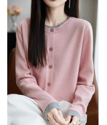 イエベ春/イエベ秋服　配色ラインが映える丸襟ボタン留めニットカーディガン