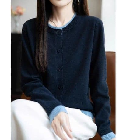 イエベ春/イエベ秋服　配色ラインが映える丸襟ボタン留めニットカーディガン