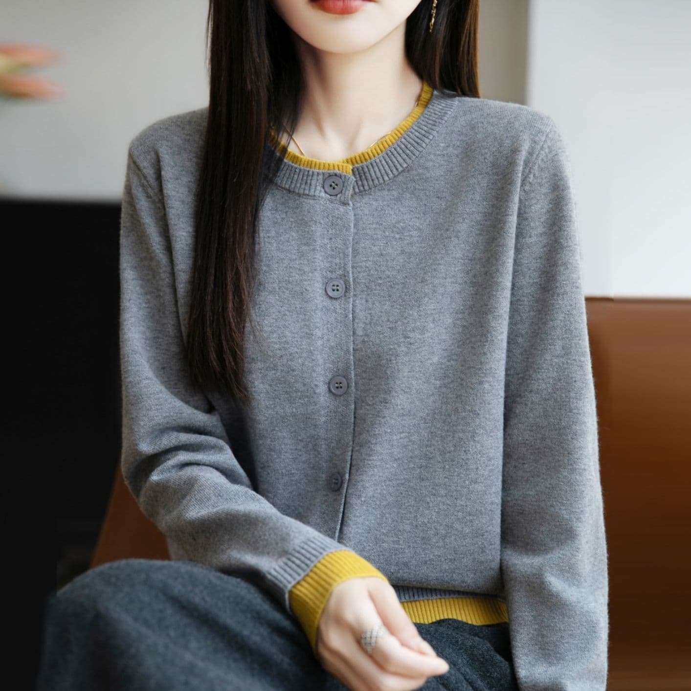 イエベ春/イエベ秋服　配色ラインが映える丸襟ボタン留めニットカーディガン