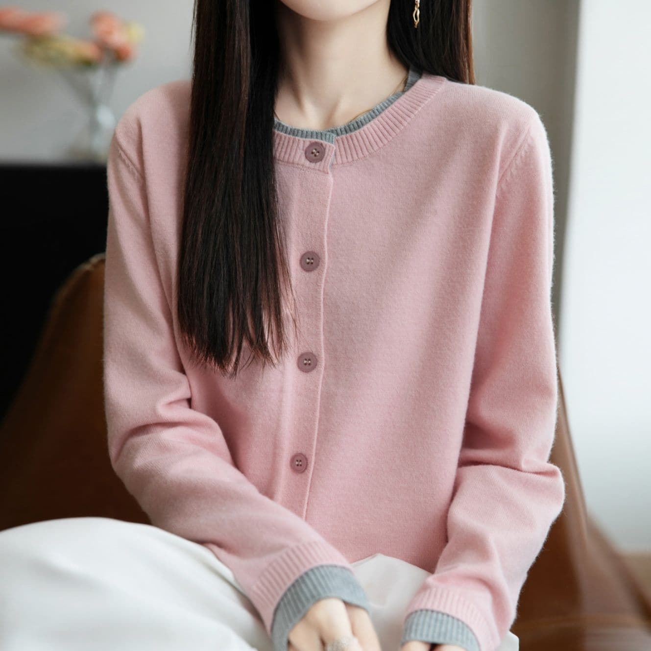 イエベ春/イエベ秋服　配色ラインが映える丸襟ボタン留めニットカーディガン