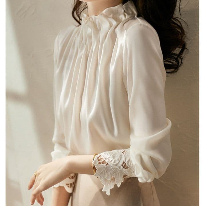イエベ春/イエベ秋服　立体プリーツネック刺繍袖口ブラウス