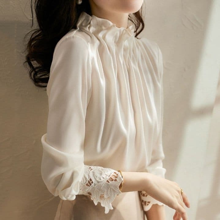 イエベ春/イエベ秋服　立体プリーツネック刺繍袖口ブラウス