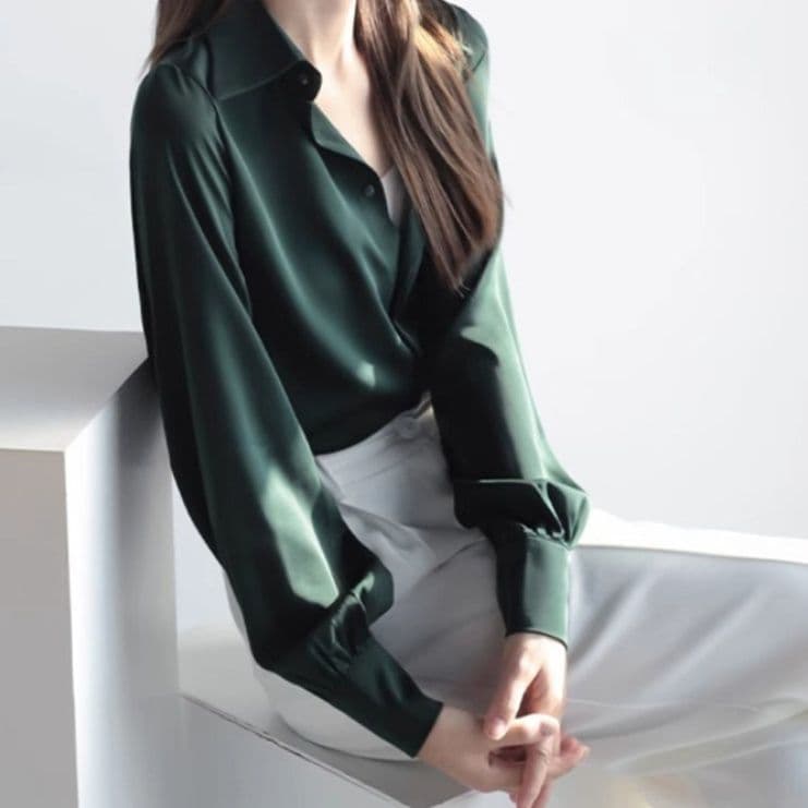 イエベ春/イエベ秋服　サテン素材の上品な長袖シャツブラウス