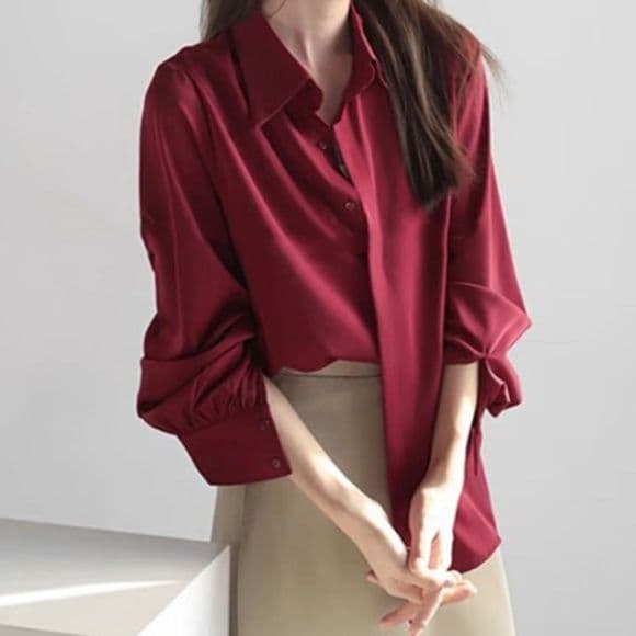 イエベ春/イエベ秋服　サテン素材の上品な長袖シャツブラウス