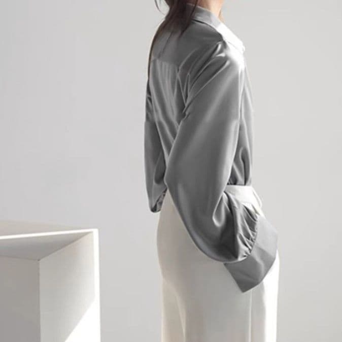 イエベ春/イエベ秋服　サテン素材の上品な長袖シャツブラウス