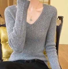 イエベ春/イエベ秋服　上品なブイネックリブ編み長袖ニット