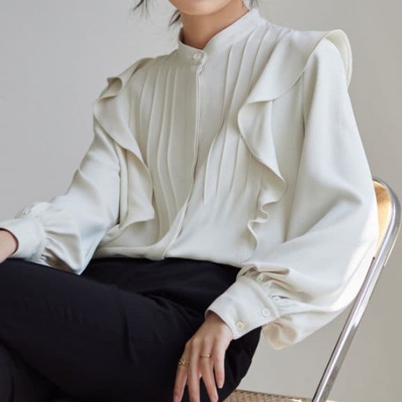 イエベ春/イエベ秋服　　立体ピンタック襟付き長袖ブラウス