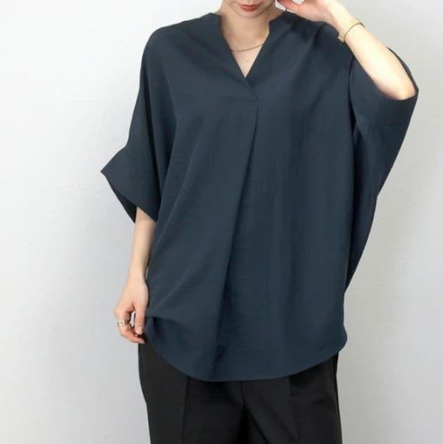 イエベ春/イエベ秋服　理想のこなれ感スキッパーネックドルマン袖ブラウス