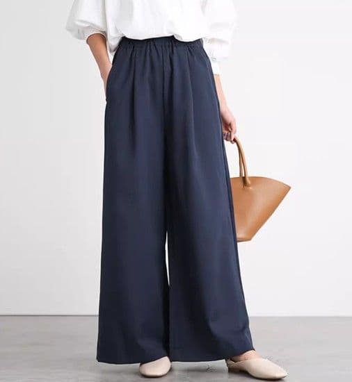 イエベ春/イエベ秋服　ゆったりタック入りワイドシルエットパンツ