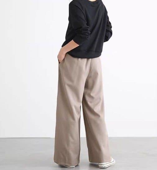 イエベ春/イエベ秋服　ゆったりタック入りワイドシルエットパンツ