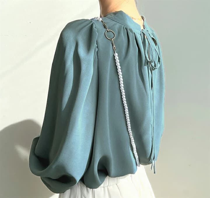 イエベ春/イエベ秋服　上品シャーリング袖ギャザーブラウス