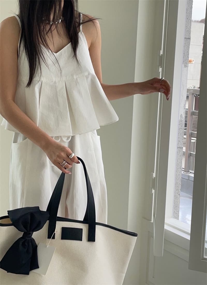 イエベ春/イエベ秋服　リラックス風ノースリーブペプラム上下セットアップ
