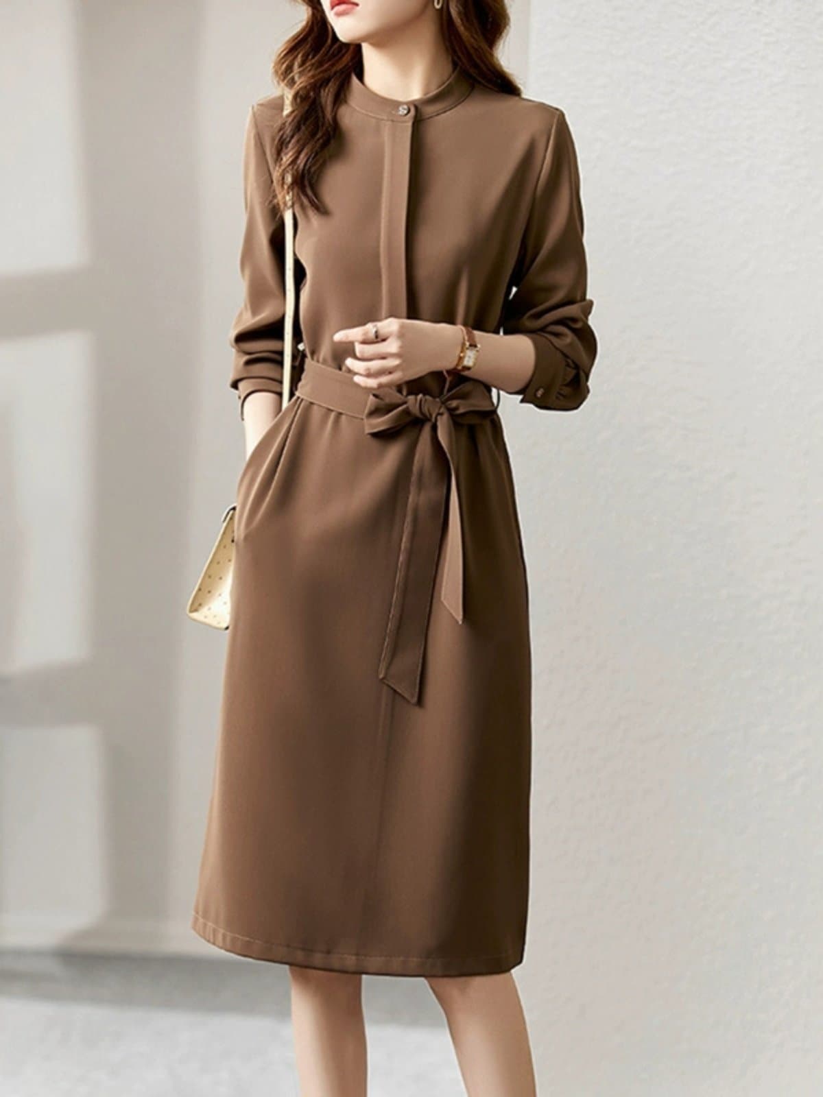 イエベ春/イエベ秋服　バンドカラー共布リボンベルト付き長袖膝丈ワンピース