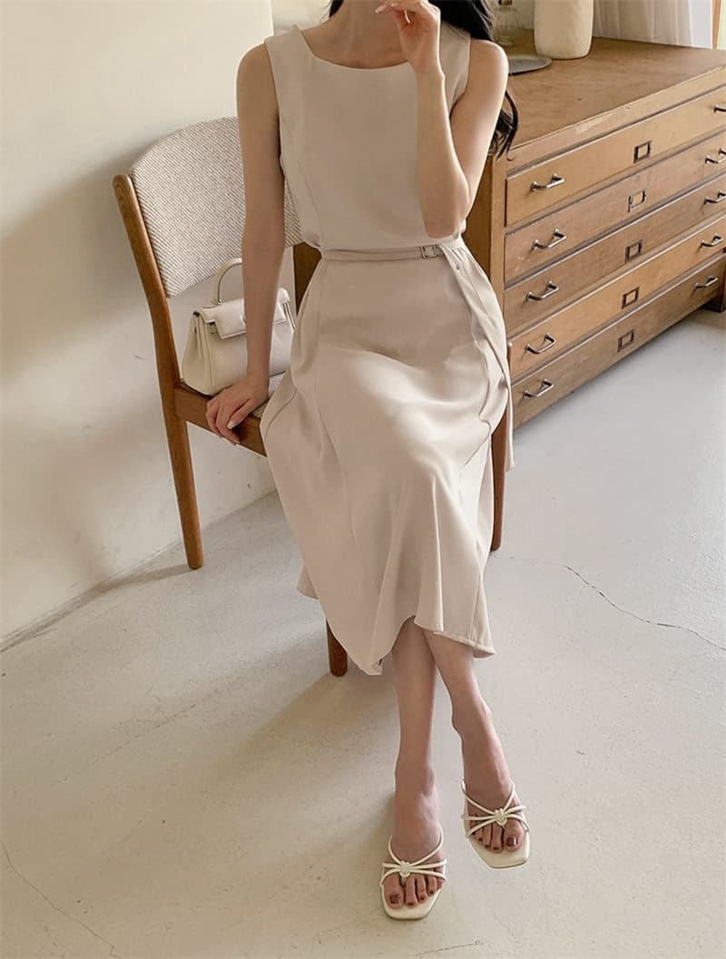 イエベ春/イエベ秋服　上品シルエット ノースリーブワンピース