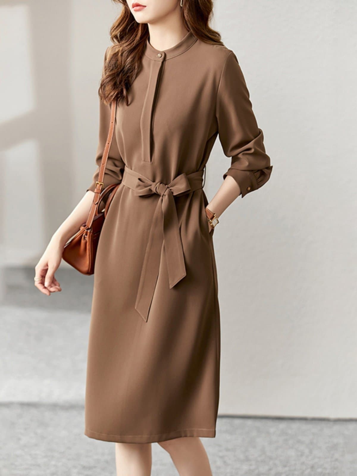 イエベ春/イエベ秋服　バンドカラー共布リボンベルト付き長袖膝丈ワンピース